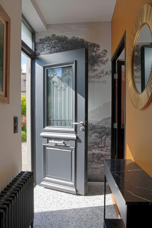 Дверь с ковкой и стеклом