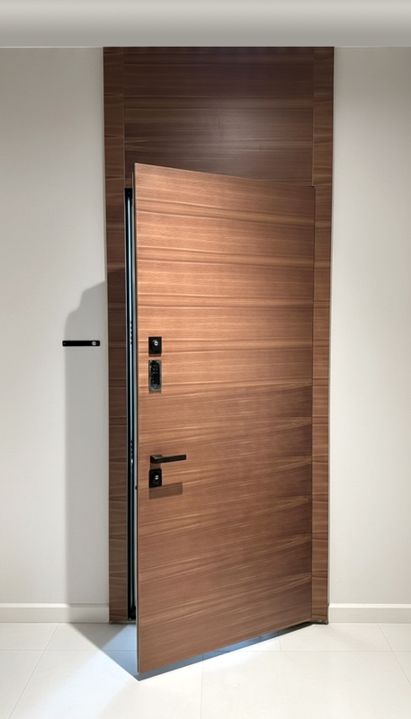 С фальш-вставкой и скрытыми петлями